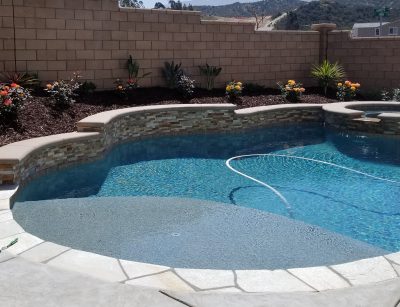 Swimming pool with reef step